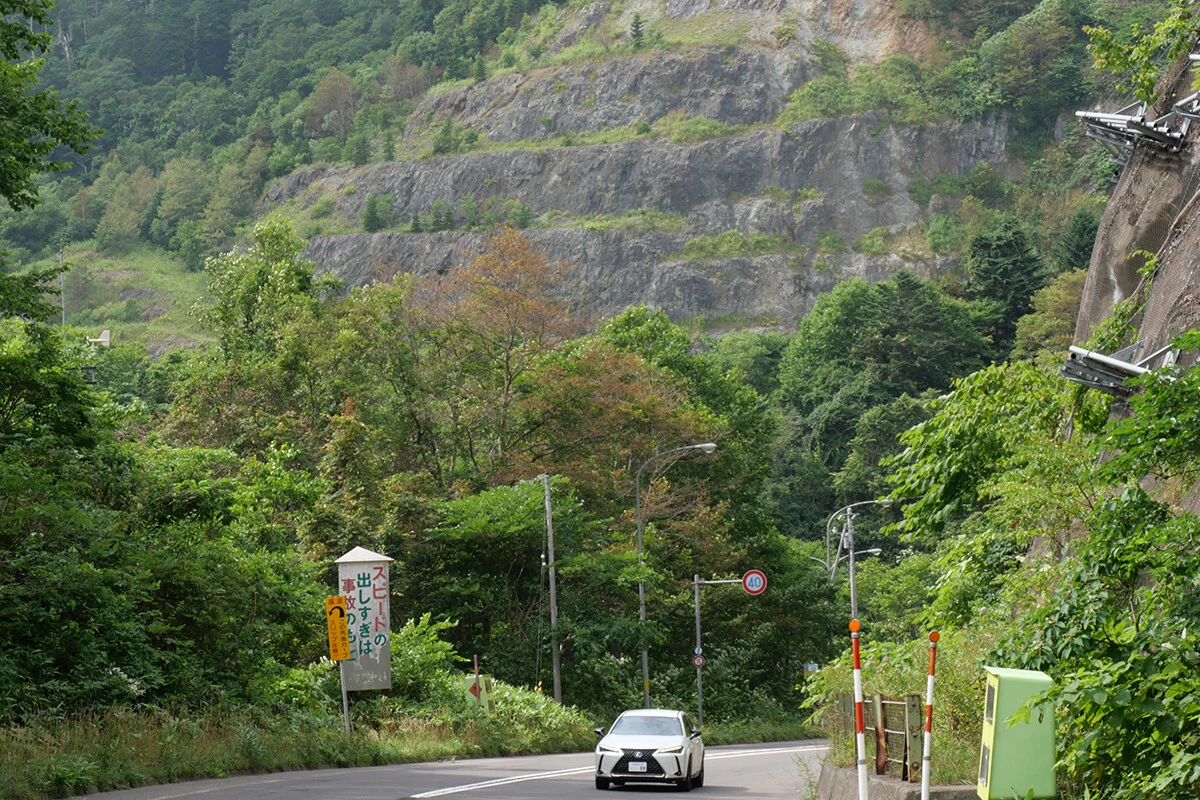 かつて「金湧く静狩」と呼ばれた静狩金山の跡地。今も山を削った跡が段々畑のように残っている