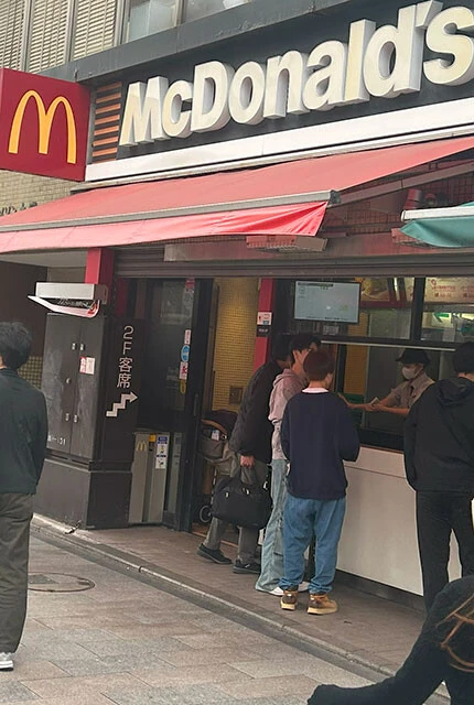 マクドナルドでも2022年10月から紙ストローの提供を開始。ドリンクのカップやふたにはバイオマスプラスチックなどが使われている