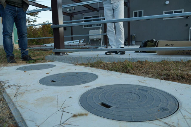 出生率が高く、給食費や検診の補助も手厚い、「奇跡の村」と呼ばれる長野県下條村。国から打診された下水道設置計画を「赤字になる」と判断し、代わりにほぼ全世帯に合併処理浄化槽を設置している。住民の福祉に潤沢な予算を回せる理由のひとつだ