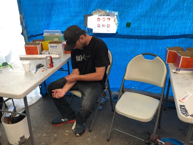 北米最悪のゾンビタウンとして知られるカナダ・バンクーバーのイーストサイド。非公認のドラッグ使用小屋には、散らばった注射器、使い捨てライター、割れたスプーンなど、死と隣り合わせの生活の痕跡が転がっていた