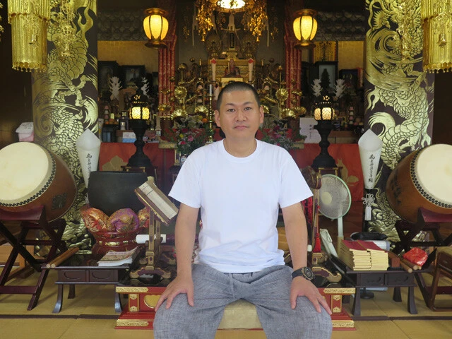 NPO「宇久島の生活を守る会」の代表で寺の住職でもある佐々木浄榮氏。反対活動が熱を帯びる中、檀家からは「和尚さんがそこまですることなのか」と心配する声も上がる