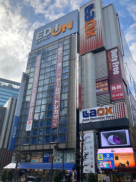 中国人団体旅行の定番スポット、ラオックス秋葉原本店。観光バスが横づけされていた往時のにぎわいは、今や影を潜めている