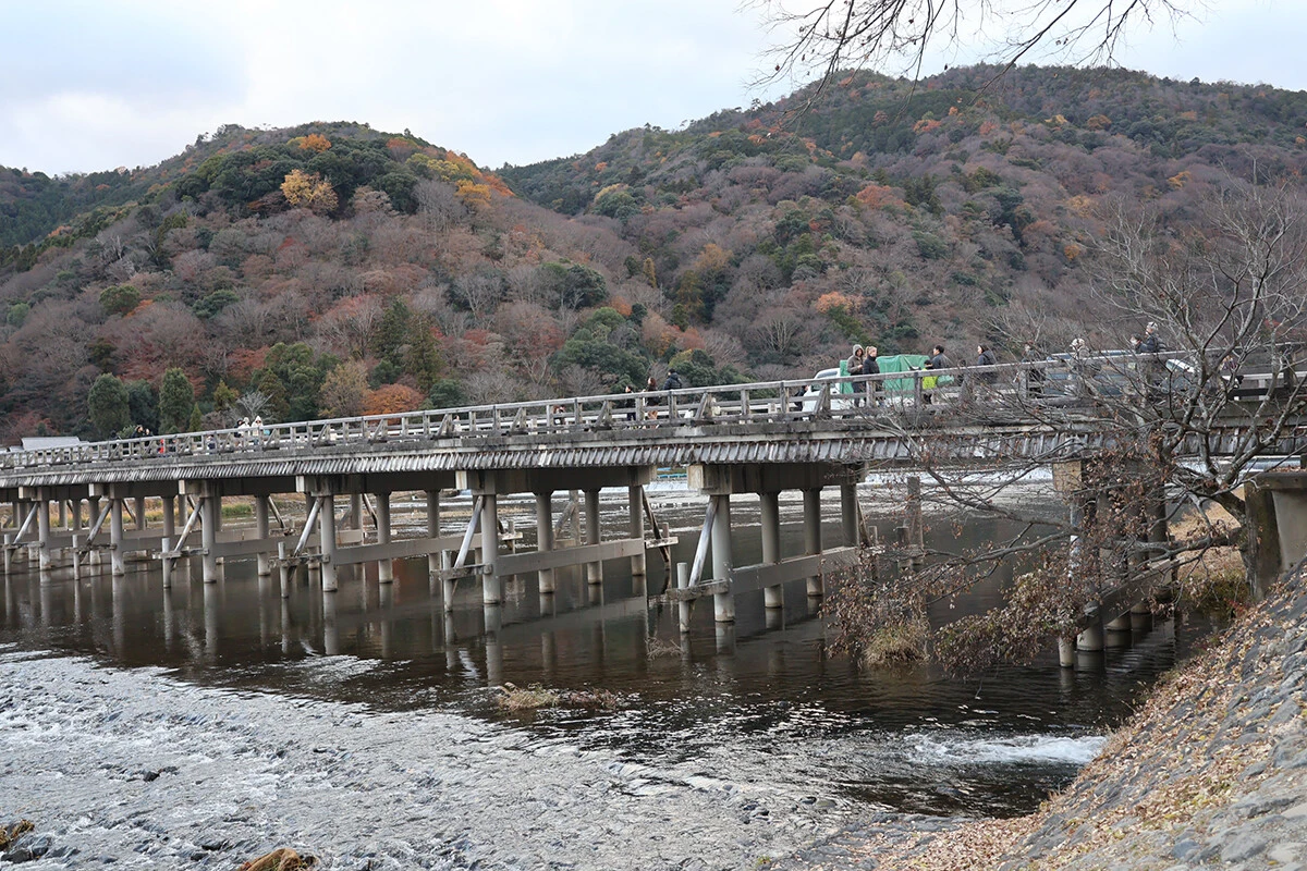 京都・嵐山にある観光名所の渡月橋でも中国人観光客の姿はない。紅葉のシーズンが終わったこともあるが、人が少なく静かだった