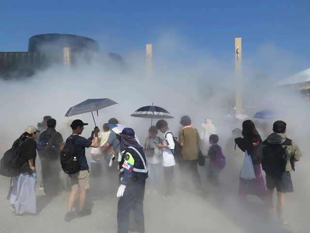 会場中央の広場「いのちパーク」では15分に1度、勢いよくミストが噴き出す。暑さは和らぐが霧の中で視界が遮られるため、走り回る子供には注意が必要