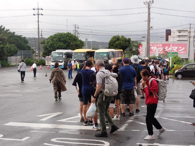 イオン名護店。初日はバス乗り場からの行列が駐車場の反対側まで延び、クルマの通路と交錯する状態に。この後、並び直しが行なわれた