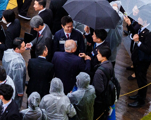 ブルーインパルスの特別フライトを見ようと大屋根リングの上に集まる群衆。その中に吉村洋文大阪府知事もいた。しかし、フライトは悪天候で中止に