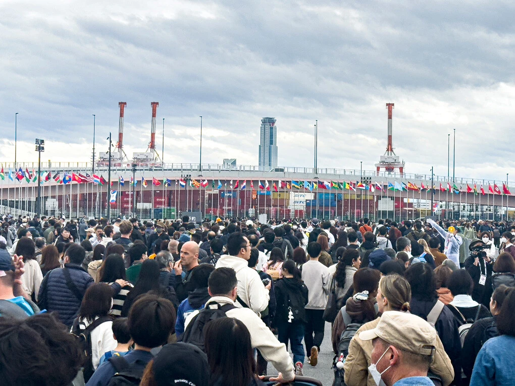 万博初日は約12万人が来場。入場口がふたつしかなく、入場ゲートは相当な人だかりに