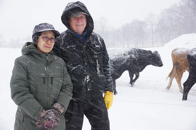 グラッドニー牧場は、親子を引き離さない飼育、自然交配と自然分娩、冬季以外は餌いらずの放牧で一切の農薬を使わずに牛を育てている