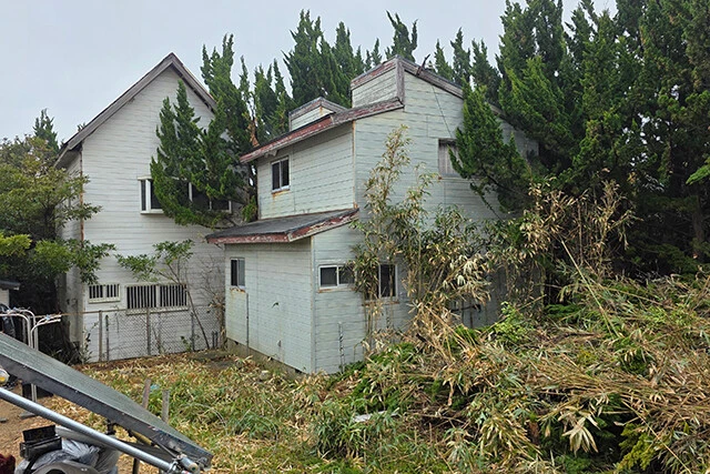 吉川さんの新別荘の近隣にも一戸建てが点在。しかし、どこも廃虚状態で屋根や天井には穴が開いており、住むにはリフォームが必要だ