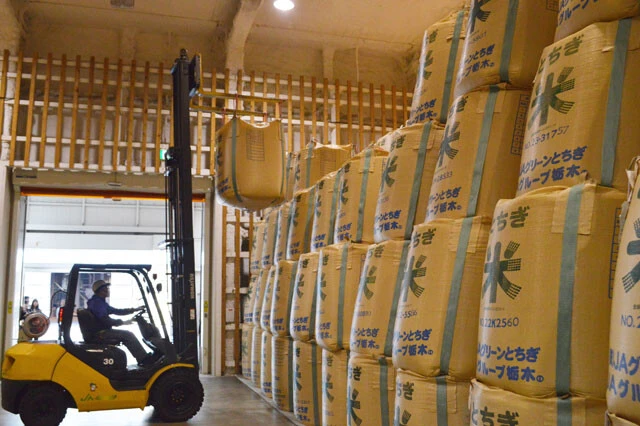 今年は新米の収穫量が多かったが価格は高止まりで売れ行きは鈍く、在庫量が増えている（写真はイメージ）
