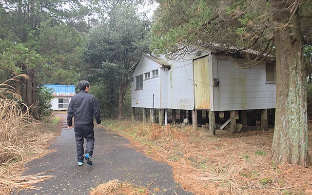 旧大洋村にある別荘地。こちらは吉川さんがお気に入りの平屋住宅が充実しているが、どれも倒壊寸前の状態となっている