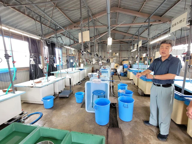 メスうなぎをはじめ、うなぎに関する研究を日々行なっている試験場。写真右は水産試験場内水面漁業研究所の所長・鯉江秀亮氏