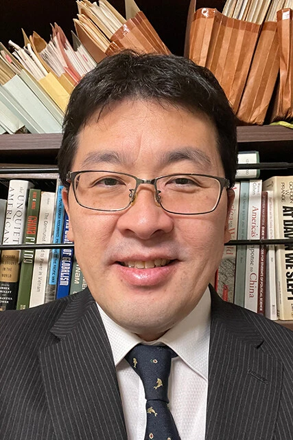 「人々が陰謀論に引きつけられてしまう要因には、『複雑な世界をシンプルに把握したい』という欲望と、何か大事なものが奪われる『剥奪感』があります」と語る烏谷昌幸氏