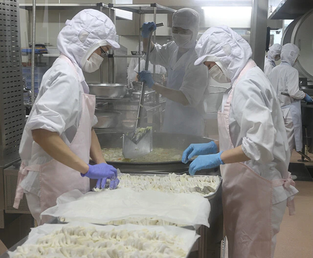 調理場では異物混入に多くの対応策が取られている