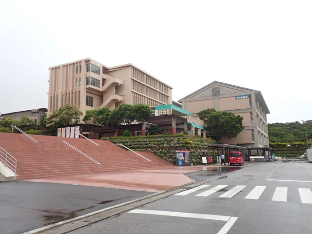 名桜大学は名護市からやんばるの森に分け入る小高い場所に位置する。学生数は約2300人で、6割がクルマで通っている