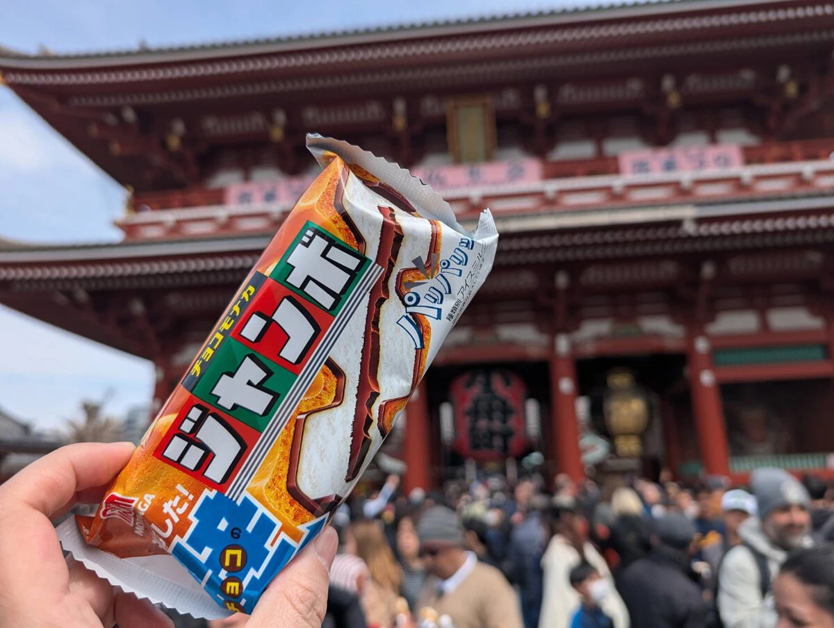日本の定番アイスを訪日外国人が口をそろえて大絶賛！　「チョコモナカジャンボ」が最強のインバウンドフードになったワケ