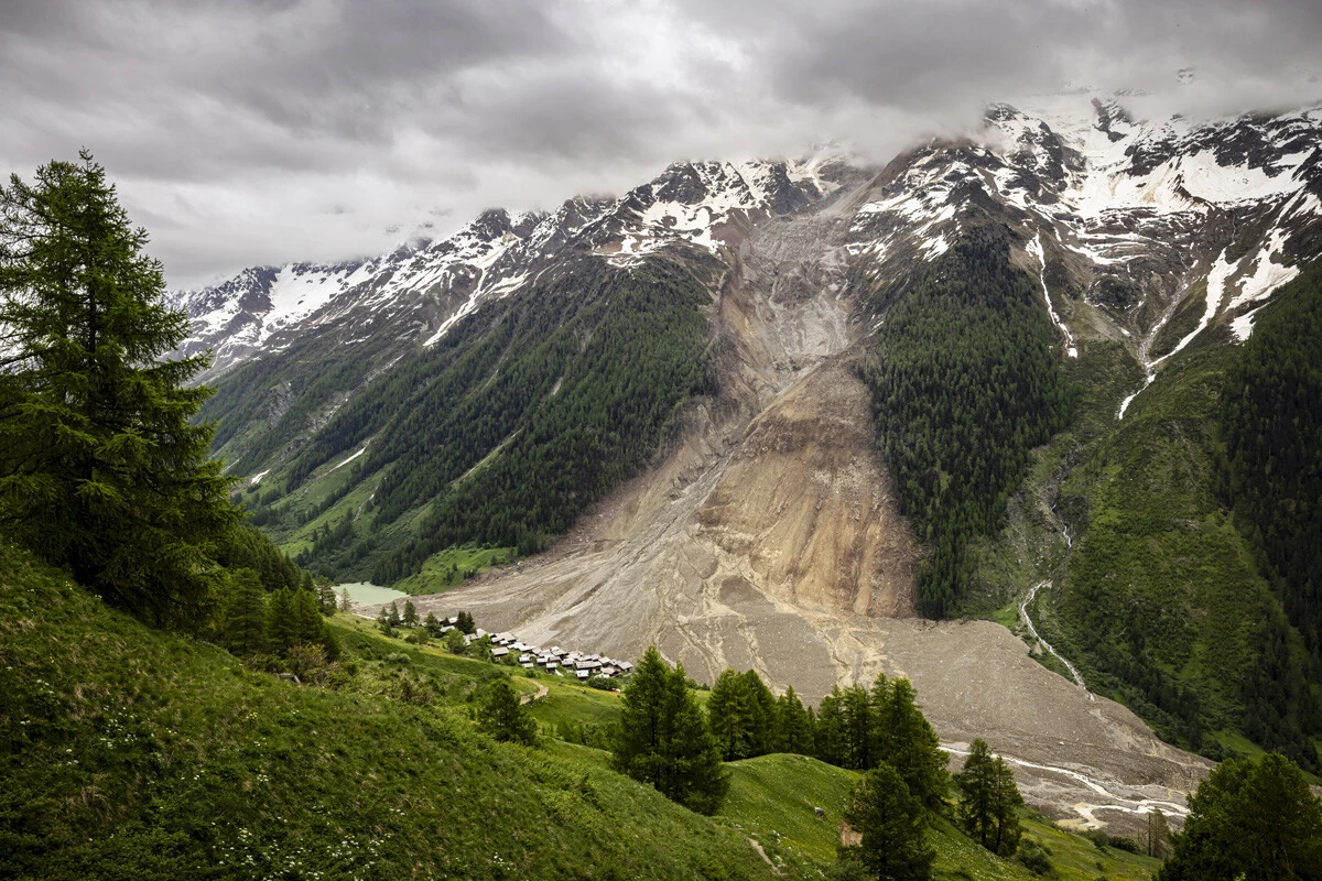 北半球に"早すぎる夏"が到来!!　スイスでは氷河が崩壊し、村が土砂にのみ込まれ......日本も世界も  バカ暑いけど、地球はもう限界なんですか!?