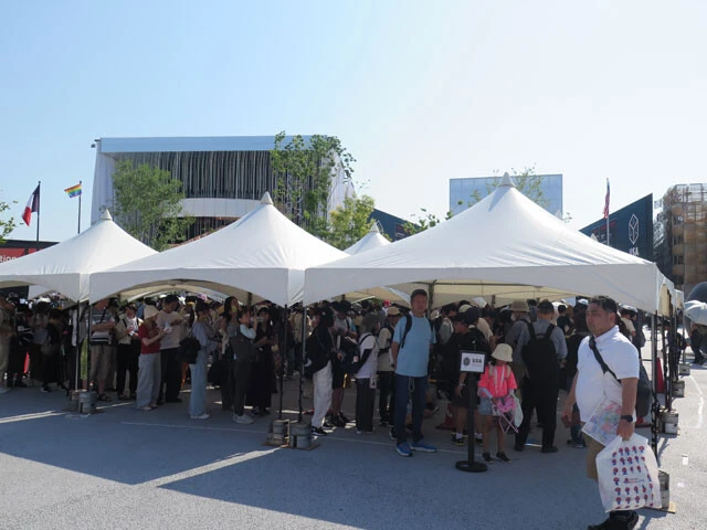 2時間待ちも当たり前の人気パビリオン「アメリカ館」。6月中旬からテントが大増設され、入館までの残り1時間を日陰でしのげるように