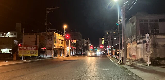 「未成年バー」が入居するとみられるビルは、本島南部の海岸沿いの街にあった。同じようなバーは沖縄県内に点在しているという