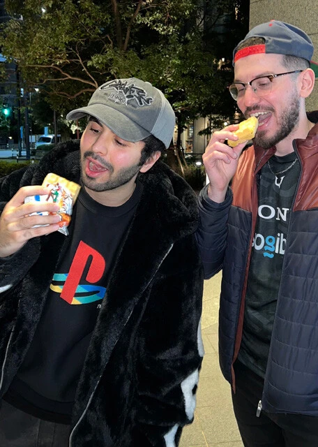 『ストリートファイター6』で世界屈指の実力を持つプロゲーマー、Big Bird氏(右)がXに投稿したチョコモナカジャンボを食べる写真