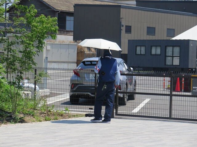 6月末、関係者ゲートを担当する警備員に日傘が解禁されたが、配布されたのは東エリアのみ。西エリアにはまだ届かず、「いつも東ばかり優先される」とのボヤきの声も……