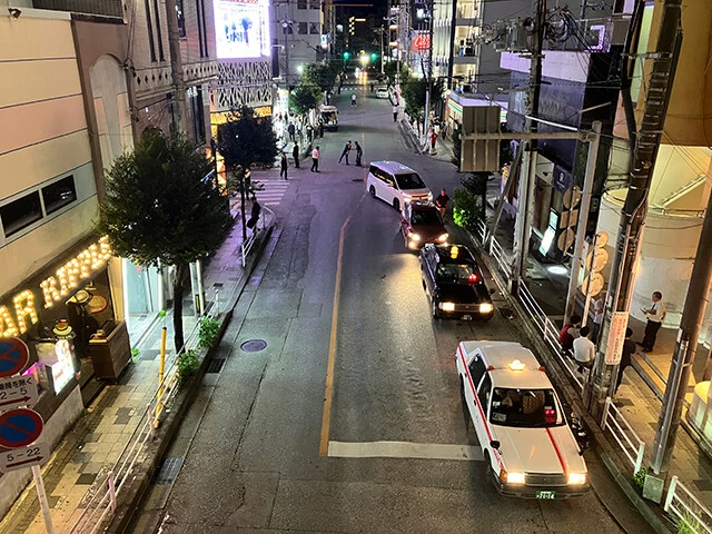 沖縄有数の歓楽街である那覇市松山の様子。米兵が所有するアメリカナンバーの車も多く周辺を走っていた