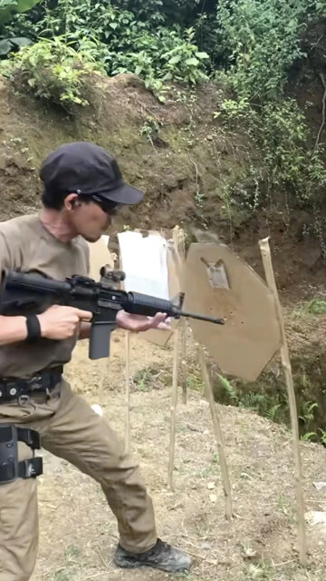 出合い頭に接敵した場合の技術であるインスティンクト射撃を行なう田村さん