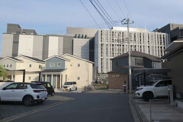 印西市鹿黒地区の住宅街に隣接する大型DC。建設前は空調設備の騒音や電磁波の漏出が懸念されたが、現時点で目立ったトラブルは確認されていない