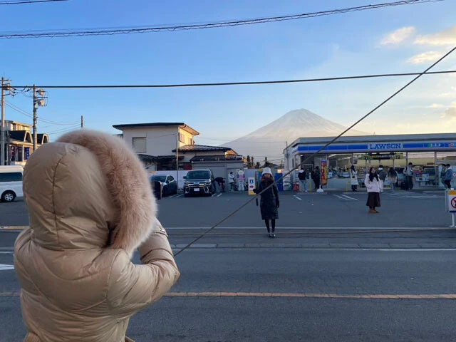 「富士山が見えるローソン」として、中国のSNSでバズった場所。確かにきれいに見えるのだが……