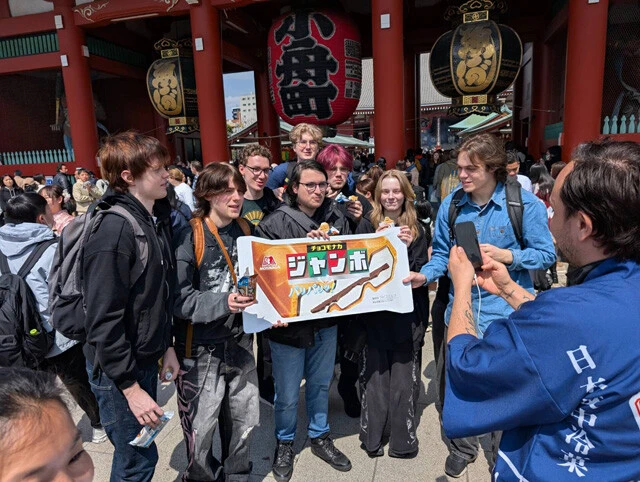 浅草寺での無料サンプリング配布の様子。この日は曇りで気温は低かったが、外国人客たちは、気にせずチョコモナカジャンボを楽しんでいた