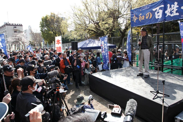 一揆開始前にスピーチする菅野代表。当日、沿道の人も含めると4500人が参加した