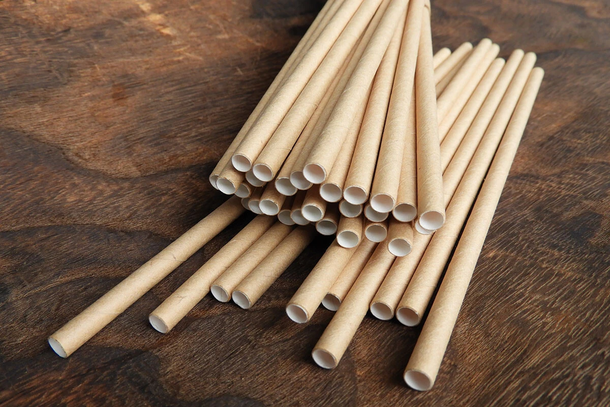 そもそもなぜ大不評だった「紙」ストローはは導入されたのか？