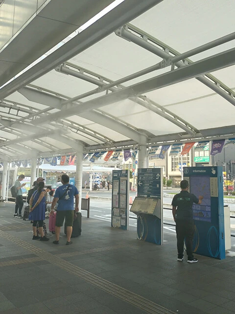 熊谷駅前にある冷却ミスト。バスに乗る人がこのミストでクールダウンできる