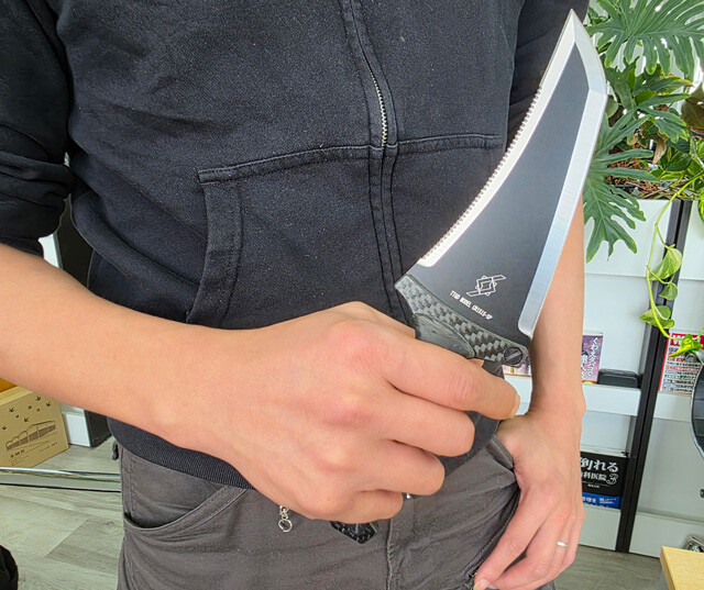 田村さんが開発した「クライシスナイフ」。これを棒に取りつけ、槍として戦うことも可能