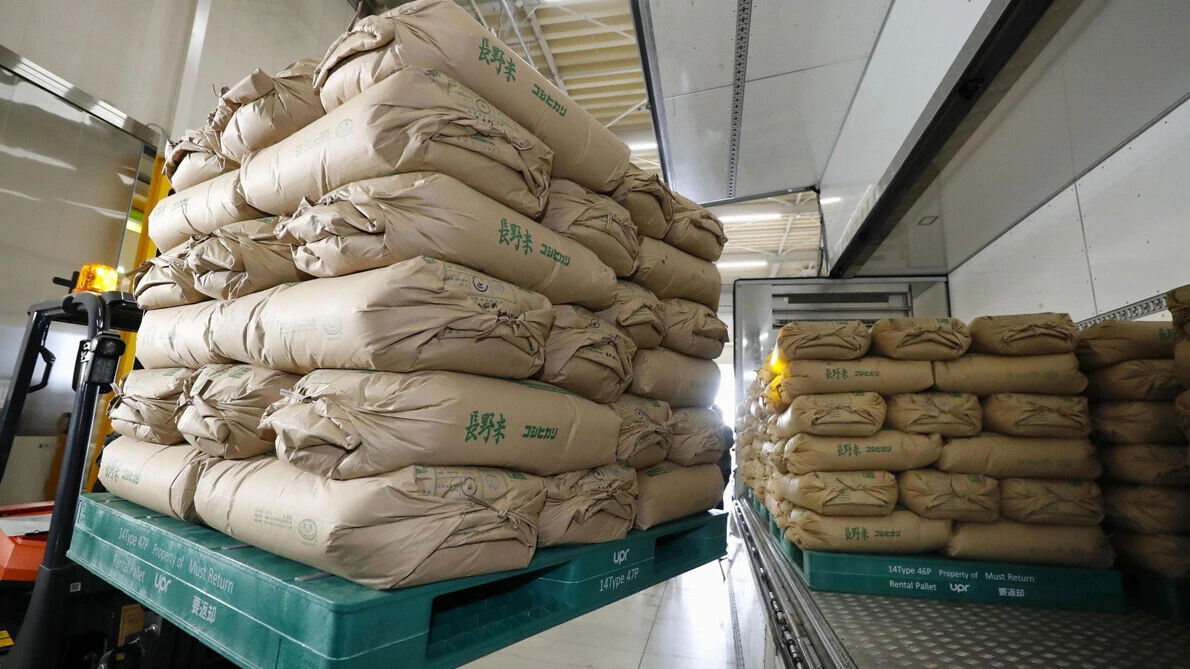 3月18日、埼玉県の保管倉庫からトラックに積み込まれる備蓄米