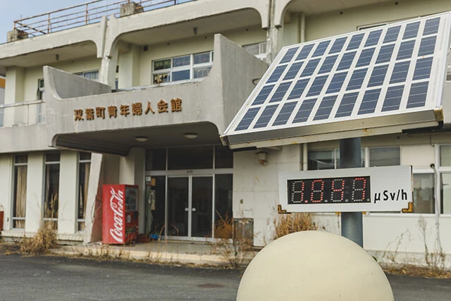 空間線量率を表示する電光掲示板。周囲に人はおらず、いったい誰のための情報なのか……