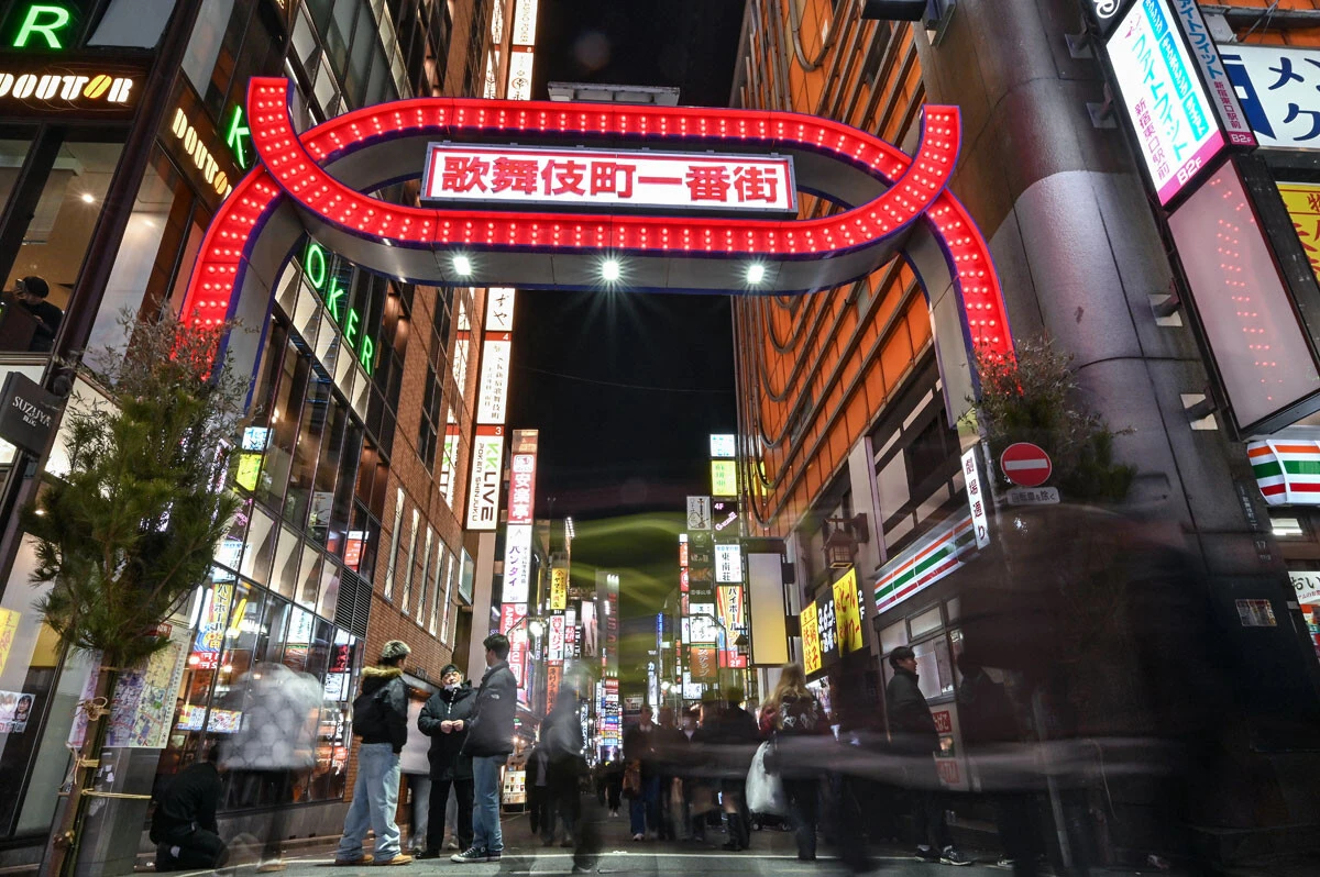 新宿・歌舞伎町の悪質ホストが、多額の売掛金を抱えた女性を風俗店に派遣。その斡旋をしていたアクセスの幹部が摘発された