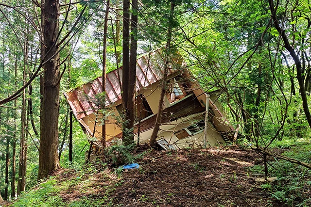 ファミテックNIKKO明神内にある一戸建て別荘。取り壊すこともできず倒壊寸前の一戸建てが放置されている