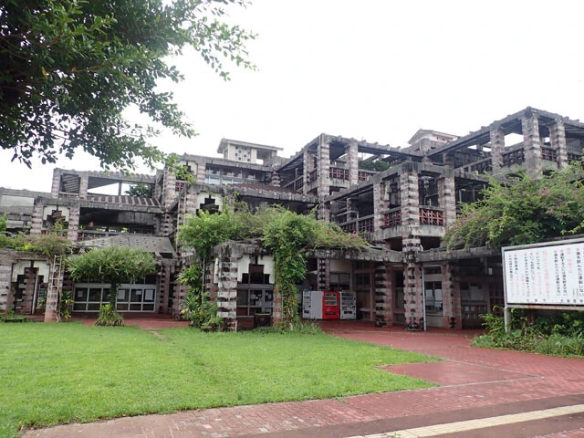 名護市は沖縄本島北部最大の都市だが、人口は約6万5000人で、経済規模は決して大きくない。1981年に竣工した市庁舎は地域の風土的特性を盛り込んだデザインが特徴