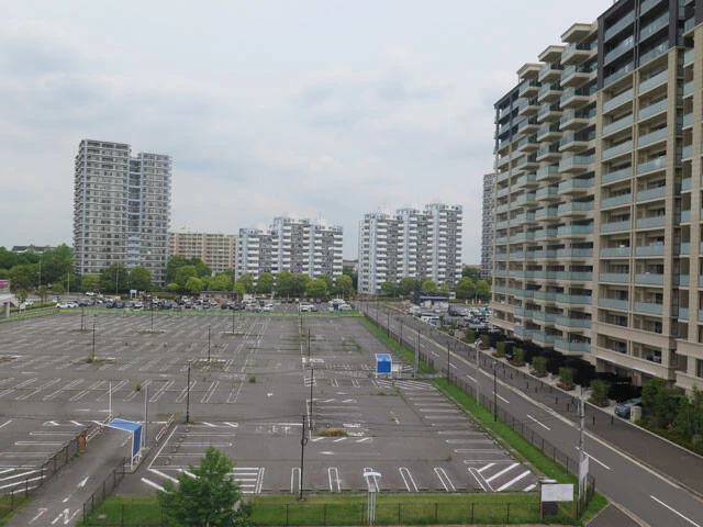 高さ52mに及ぶ巨大DCの建設が計画されているイオンモールの駐車場跡地。すぐ隣に立つマンションの住民たちからは建設反対の声が上がっている