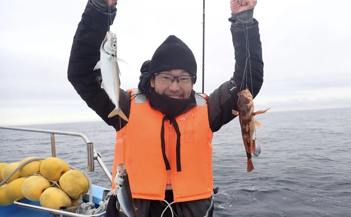 福島県沖で釣果を手にする開沼氏