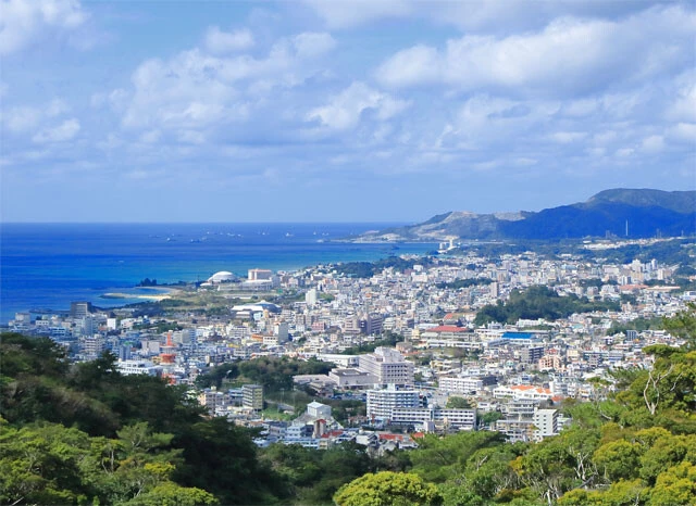 隣接する名護市では、賃貸物件の需給逼迫や家賃高騰も報告されている