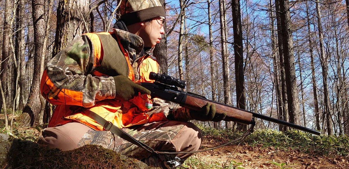 長野県小諸市農林課の櫻井優祐氏。櫻井氏は休日には趣味で山に入りクマやイノシシを狩る。最近仕留めたクマの肉は冷凍保存し、年末に猟仲間とすき焼きで食べる予定