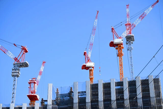 都内では人口増加を遥かに凌ぐスピードでマンション建設が進められている