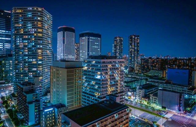 豊洲のタワマン群。一見、煌びやかに見える住民たちも、金利や物価が上昇するなか、生活スタイルを変化させているようだ