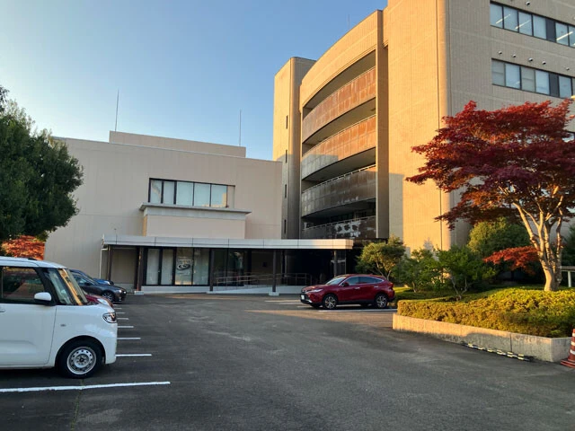 仙台市青葉区にある東北大学構内でもクマが出没。写真は10月20日夜、クマが目撃された駐車場。奥山に近いためか、市街地より大型の個体が出る傾向があるという