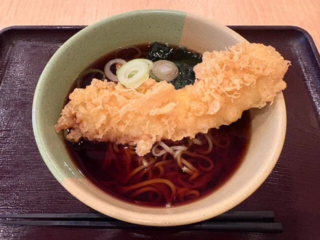 「つぼみ家」の人気メニュー「いか天そば」(540円)も食べられなくなる日が来るかもしれない......