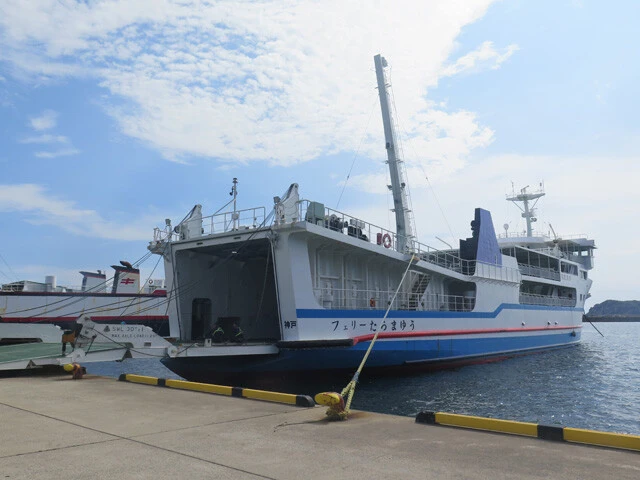 発電事業者がチャーターする専用船「たらまゆう」。1日に朝・夕の2度、宇久平港に入港し、パネルなどの資材や工事用車両を搬入する