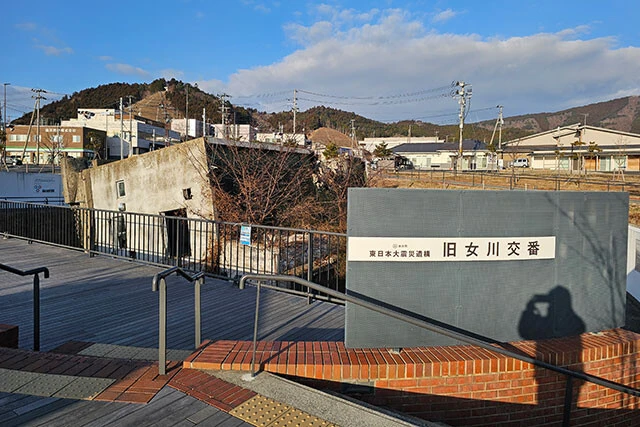 大津波でひっくり返ってしまった旧女川交番。平日の昼間だったが観光客もチラホラ