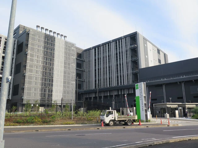 豪州を拠点に、物流施設＆DC開発をグローバルに手がけるグッドマングループが開発したDC。印西市内にDCを複数展開し、その一部をアマゾンが賃借・運用しているという